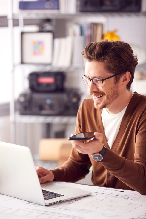 Mężczyzna dzwoniący przez telefon komórkowy